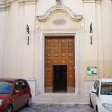 Usciamo dal palazzo per ritrovarci davanti all�attiguo ingresso della chiesa di San Michele, anch�essa costruita nel 1745 dai Celestini 